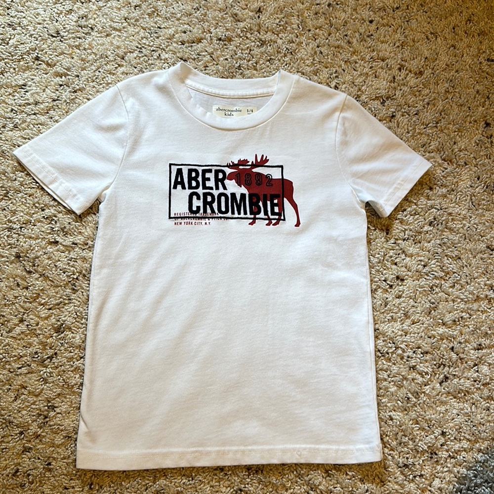 Abercrombie kids boys T-shirt. Size 5/6.